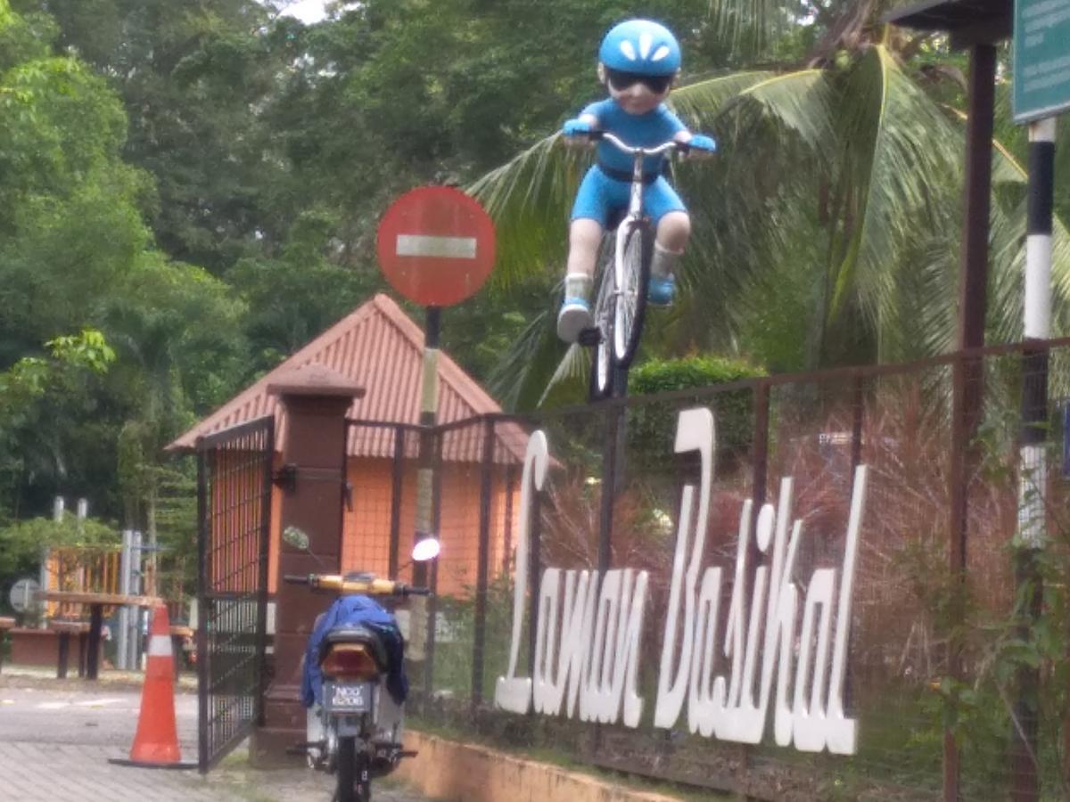 Homestay D'ashikin Village &